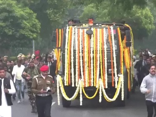 Manmohan Singh’s last journey begins : पार्थिव देह कांग्रेस मुख्यालय से निगम बोध घाट रवाना