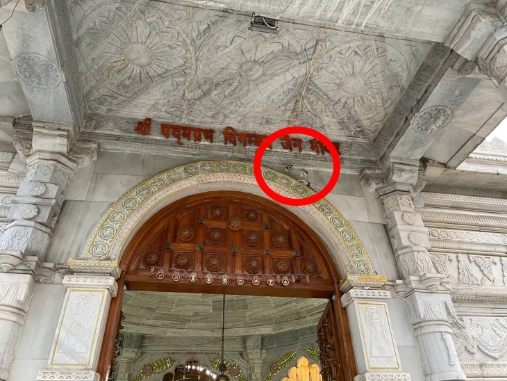 Jain temple theft update : जैन मंदिर का ताला तोड़ने वाले की आई तस्वीर, पढ़ें पूरी खबर