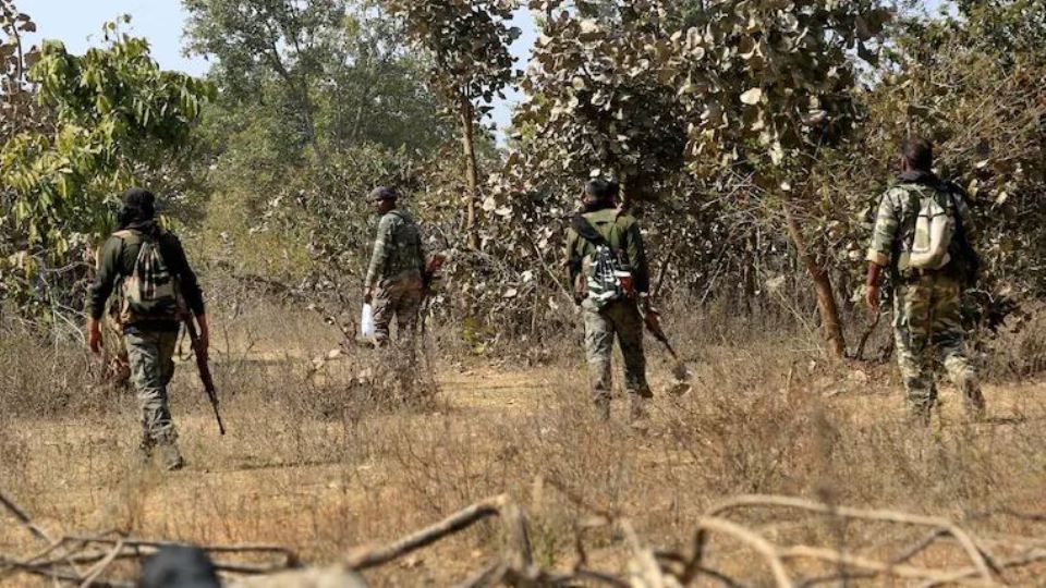 Naxal ID blast Breaking : सर्चिंग अभियान में निकले जवानों पर माओवादियों ने किया आईडी ब्लास्ट, पढ़ें पूरी खबर