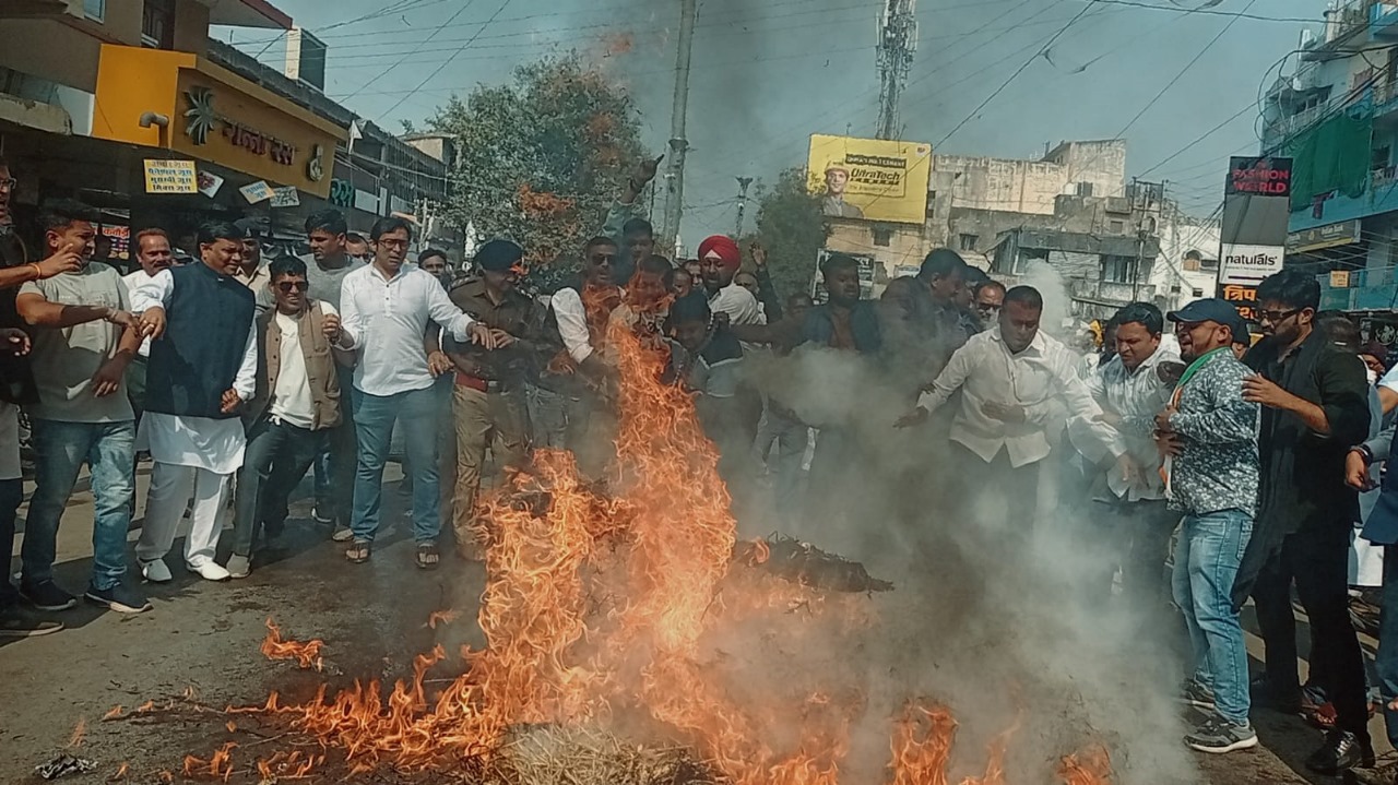 प्रदर्शन : पहली बार सत्तारूढ़ दल के सांसदों ने विपक्ष को सदन में घुसने से रोका : दीपक बैज