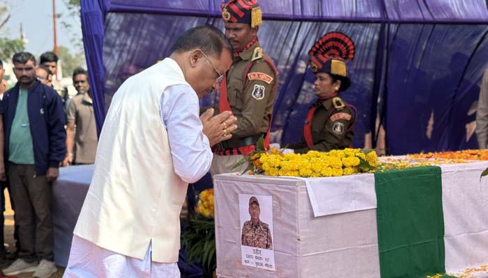 Video : मुख्यमंत्री विष्णुदेव साय ने शहीद जवानों को दी श्रद्धांजलि, बोले-बौखलाहट में हैं नक्सली