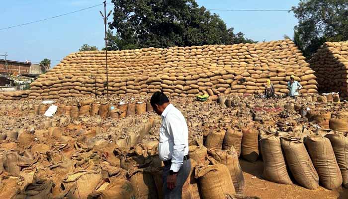 धान खरीदी केन्द्र पहुंचे कलेक्टर, वरिष्ठ सहकारी निरीक्षक और प्रभारी सहकारिता विस्तार अधिकारी को नोटिस