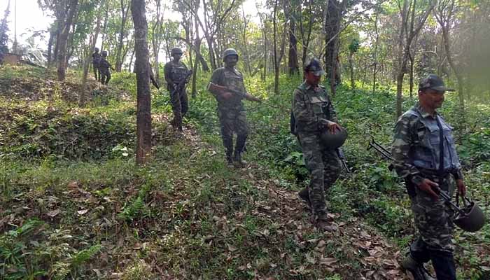 Naxal News : नक्सलियों की बटालियन से भिड़े जवान, 12 माओवादी ढ़ेर…बड़ी मात्रा में हथियार बरामद