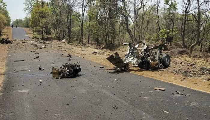 Big Breaking : बीजापुर में जवानों से भरी गाड़ी को नक्सलियों ने उड़ाया, आधा दर्जन से ज़्यादा शहीद…