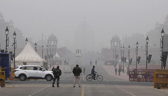 Weather Alert : कोहरे की चादर से ढकी दिल्ली, रिशेड्यूल हुई फ्लाइट, डिले हुई ट्रेनें