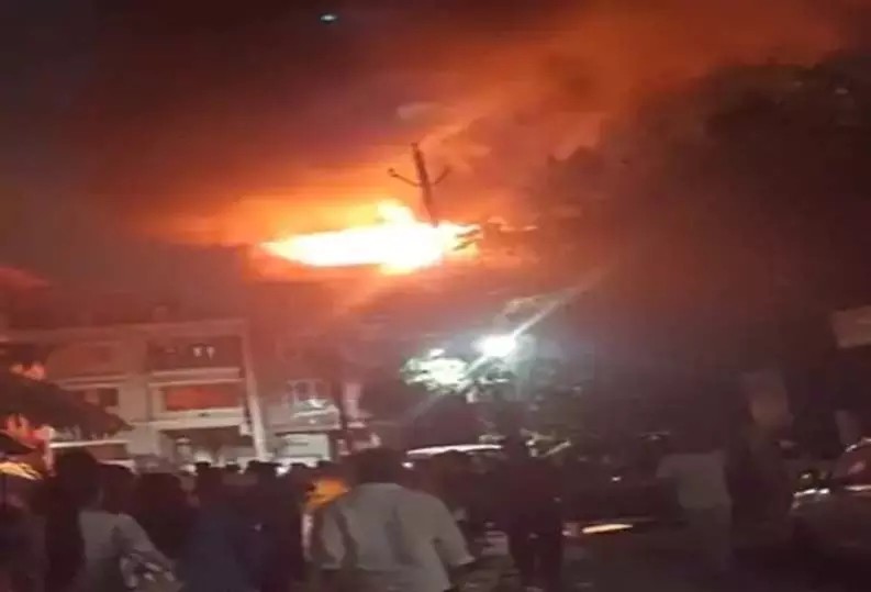 Raipur Massive Fire Breaking News : पंडरी कपड़ा मार्केट की दुकान में लगी भीषण आग, मची अफरा-तफरी