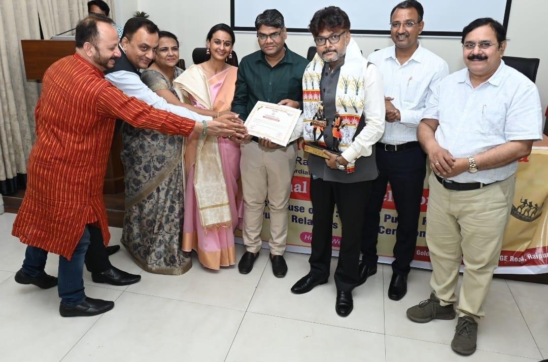 Public Relations Society of India : ‘द हितवाद’ के समाचार संपादक मुकेश सिंह को डी.पी. चौबे स्मृति जनसंपर्क पुरस्कार