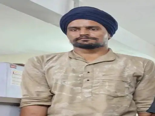 Heroin smuggler police station in Raipur : लापरवाही या जानबूझकर ड्यूटी में चूक के आरोप में 4 पुलिस कर्मी सस्पेंड