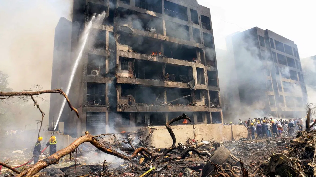 अहमदाबाद विमान हादसे : ब्लैक बॉक्स विदेश नहीं जाएगा, भारत में ही होगी जांच; ICAO को दी गई निगरानी की इजाजत