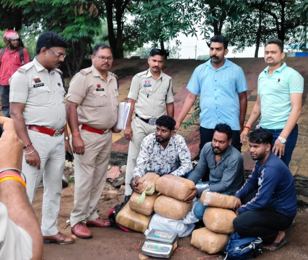 Action By Raipur Police : तीन अंतर्राज्यीय तस्कर गिरफ्तार, 25 किलो गांजा बरामद
