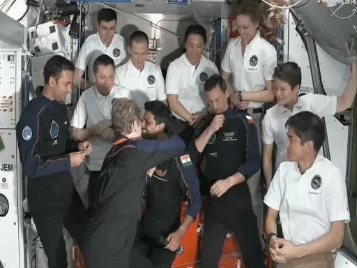 Axium-4 Mission : स्पेस स्टेशन में 18 दिन रहकर लौटे शुभांशु, मां की आंखों में ख़ुशी के आंसू