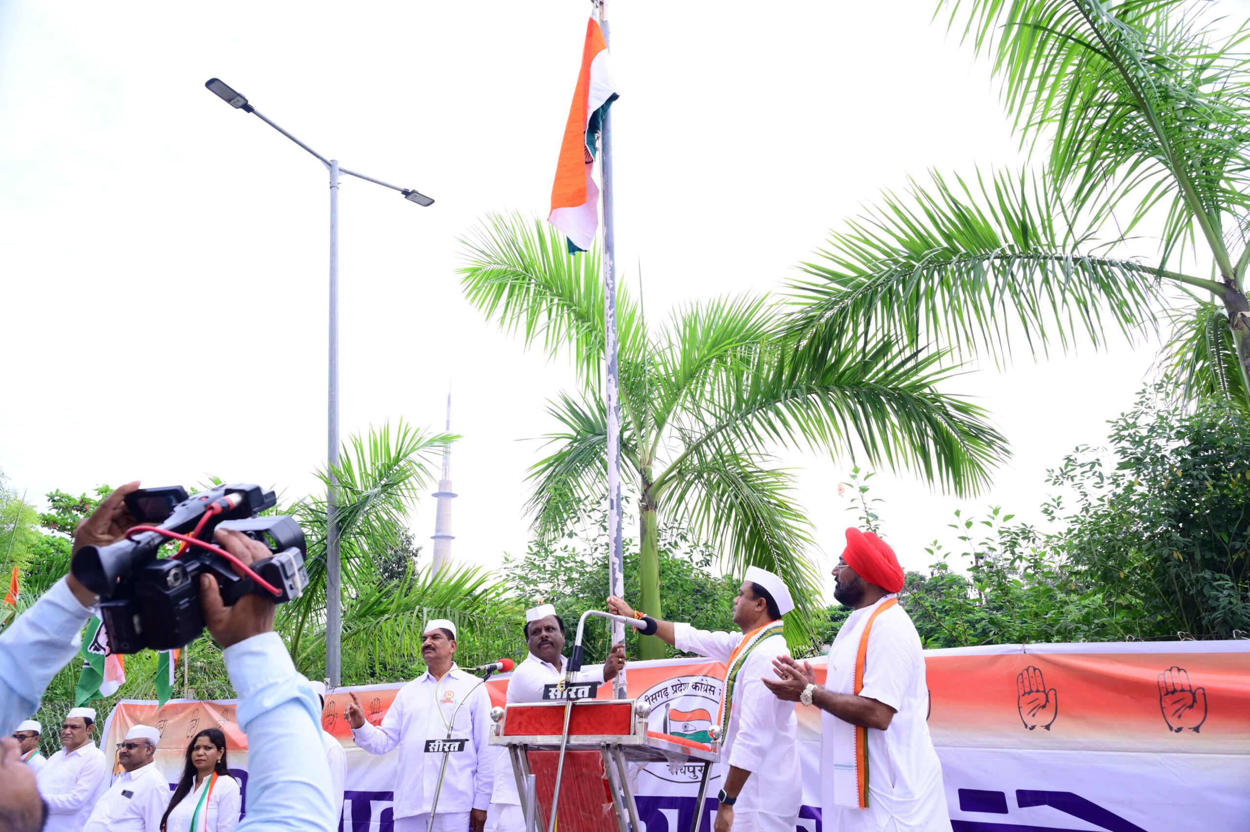 79th Anniversary 0f Independence : राजीव भवन में बैज ने फहराया तिरंगा, कांग्रेस ने किया महापुरुषों को याद