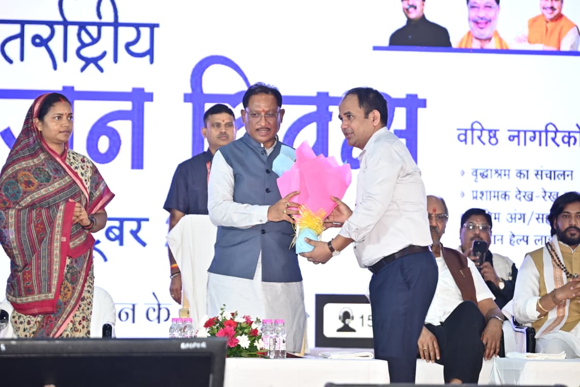 International Day of Older Persons : मील का पत्थर साबित हो रहीं रायपुर कलेक्टर की नवाचार योजनाएं, CM ने की सराहना