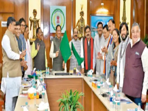 Chief Minister Rural Bus Scheme : मुख्यमंत्री विष्णुदेव साय ने हरी झंडी दिखाकर बसों को रवाना किया