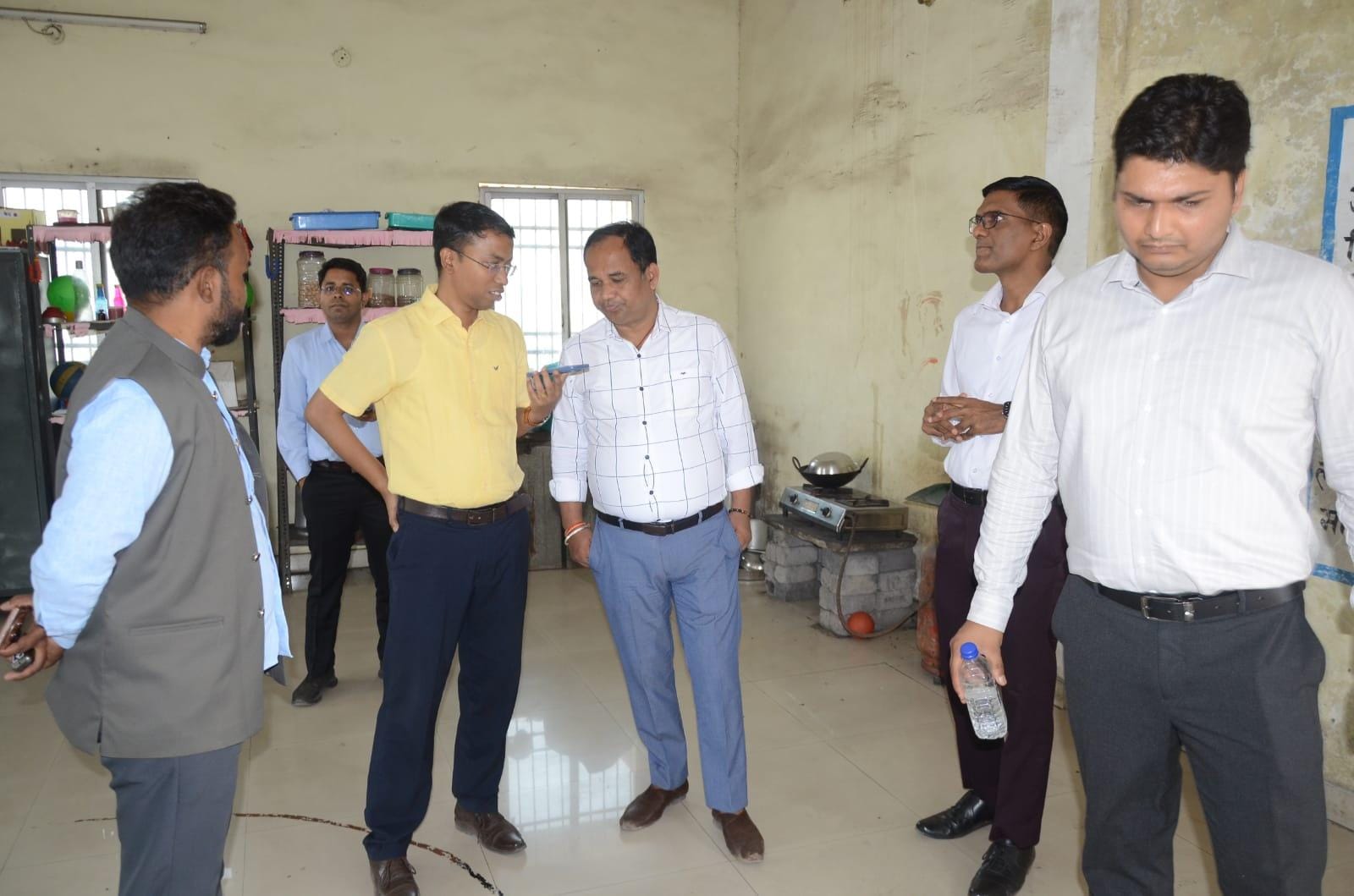 Raipur Collector Gaurav Singh : आंगनबाड़ी केंद्र में गैस चुल्हा, खाना बनाने वाले बर्तन का किया अवलोकन