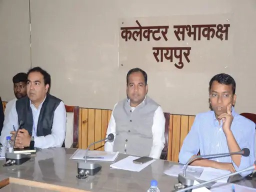 Raipur Collector Held Meetings : स्कूल निर्माण का काम वक्त पर पूरा करने की हिदायत