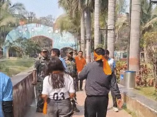 Valentine’s Day : वैलेंटाइन डे….मोहब्बत पर भगवा गमछों खाखी वर्दी का ख़ौफ़