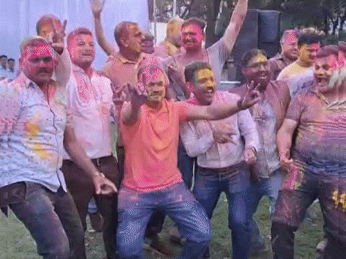 Holi of Chhattisgarh Police : रायपुर पुलिस कमिश्नर ने गाया रंग बरसे…साहब संग पुलिसकर्मियों ने अलापा फाग राग