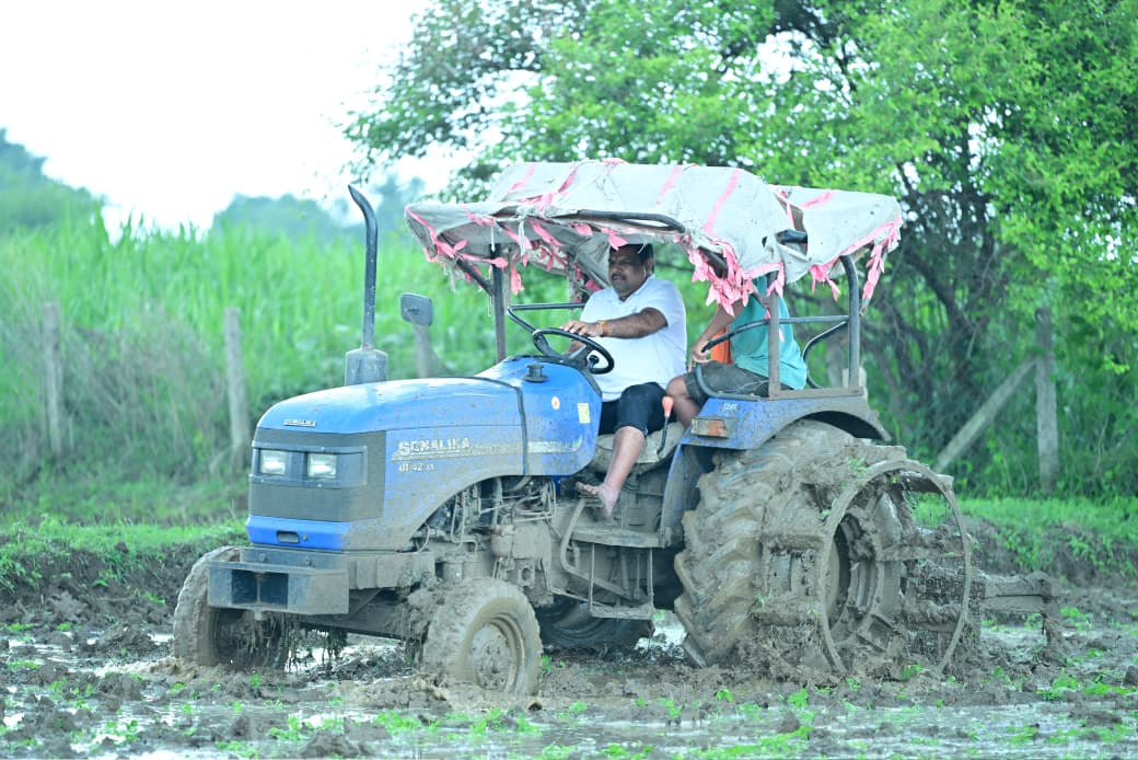 Farming Begins in Chhattisgarh : शिक्षा मंत्री गजेन्द्र यादव ने ट्रैक्टर चलाकर धान रोपाई की और कृषि कार्यों में शामिल हुए