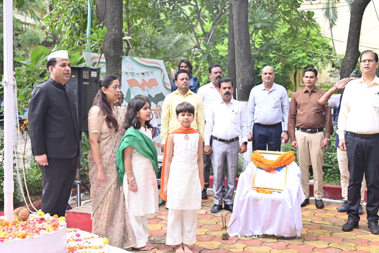 80th Independence Day : कलेक्टर ने दी स्वतंत्रता दिवस की बधाई, किया ध्वजारोहण