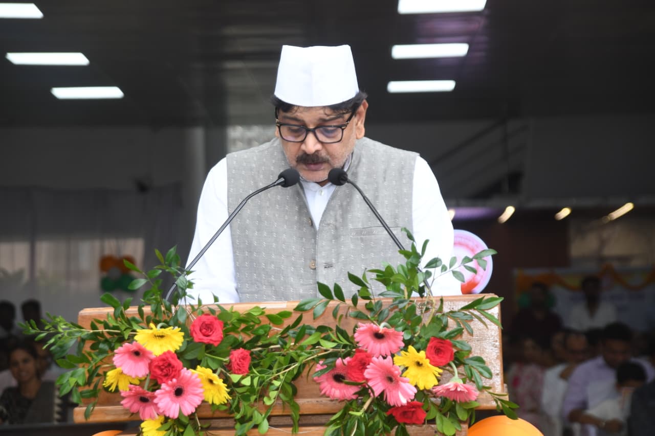 Divisional Railway Manager Raipur : श्री दयानंद ने DRM कार्यालय में फहराया राष्ट्रीय ध्वज