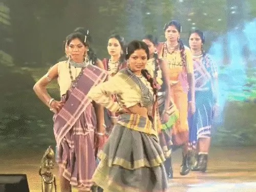 Ramp Walk by Surrendered Naxalite Women : राष्ट्रीय हथकरघा दिवस में कोसा सिल्क पहनकर उतरीं सरेंडर नक्सली