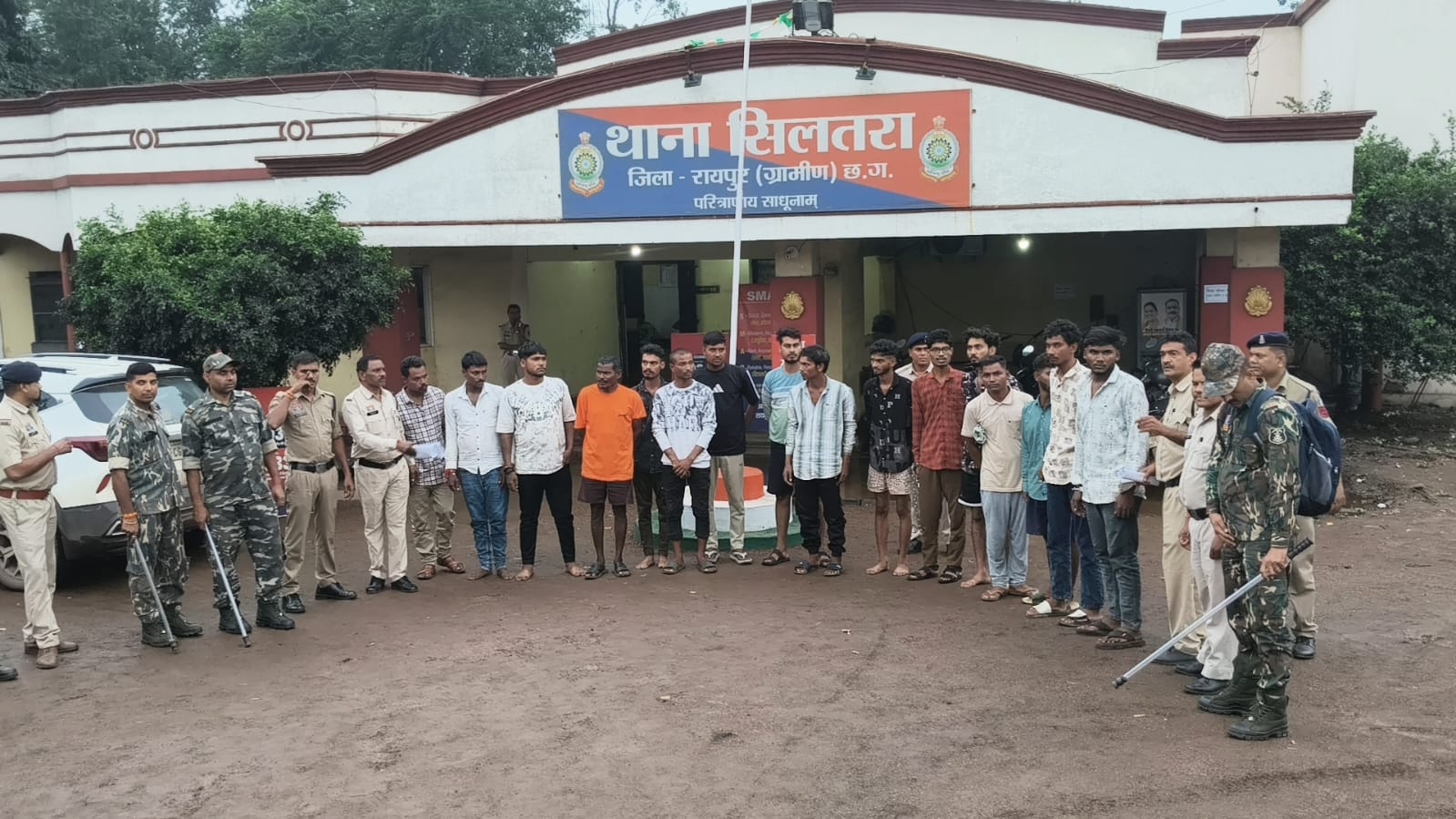 Police Action Against Anti-Social Elements : देर रात रायपुर पुलिस (ग्रामीण) ने अपराधियों पर कसा शिकंजा
