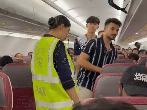 Commotion on A flight : एअर इंडिया की फ्लाइट में भारतीय यात्री का हंगामा